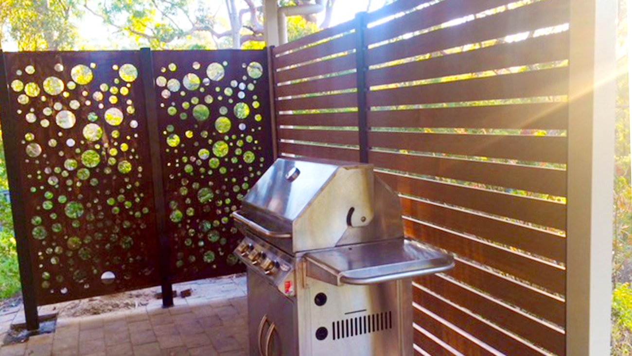 screen-up-freestanding-amanda-lifestyle