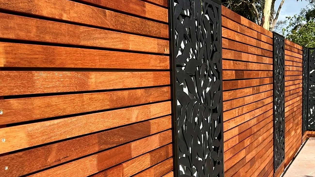 screen-up-freestanding-dolbylandscapes-lifestyle