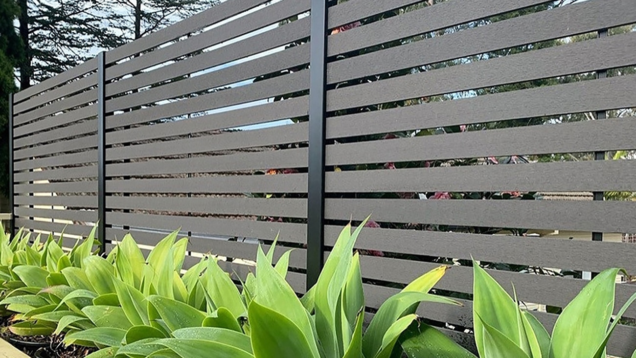 screen-up-freestanding-james_and_co-lifestyle