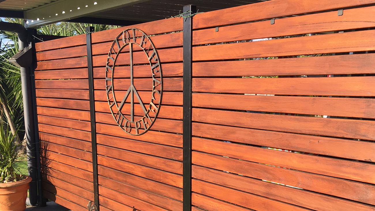 screen-up-freestanding-michelle-cotter-lifestyle