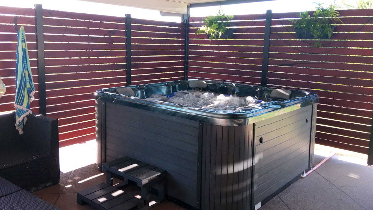 screen-up-freestanding-michelle-cotter-lifestyle2