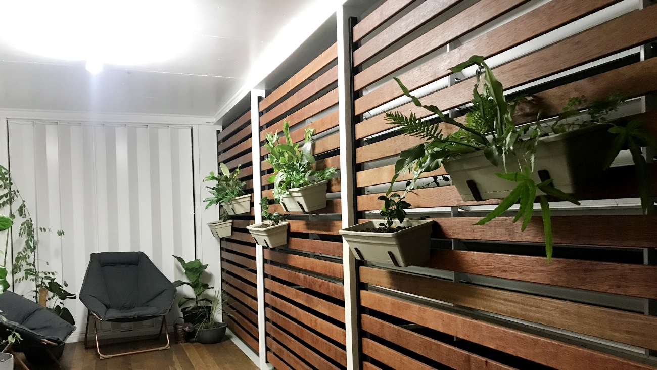 screen-up-rear-fix-wall-mount-blair-chapman-lifestyle
