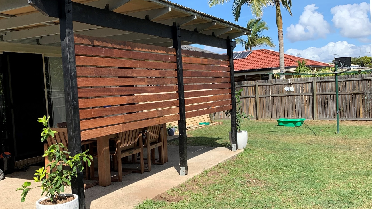 screen-up-rear-fix-wall-mount-x_rochelle_x-lifestyle2