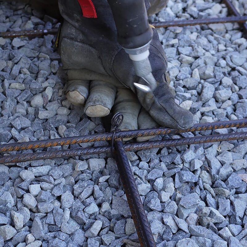 Black annealed 110mm rod ties in a handypak, ideal for securing reo mesh panels or trellises in garden installations
