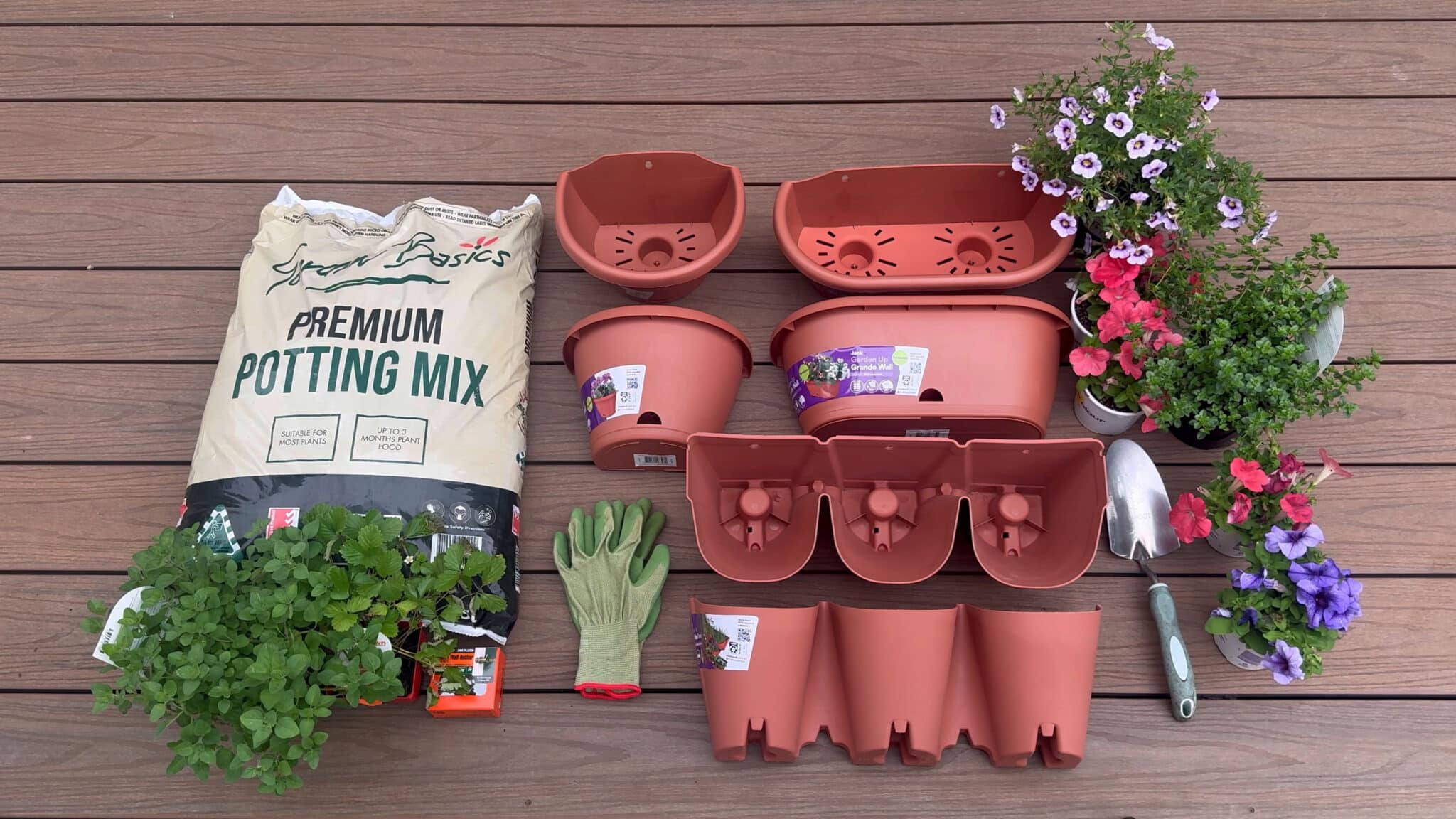Jack Terracotta Wall planter